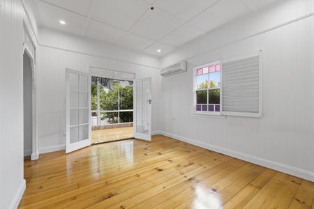 Cottage style home in Newtown - Photo 3