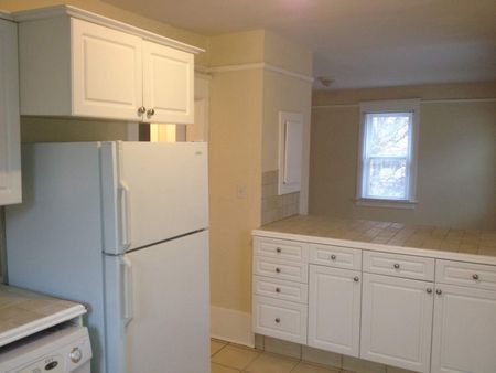 Bright and sunny 3 bedroom character suite one block from 13 ave strip - Photo 5