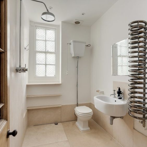 4 Bed House - Photo 1