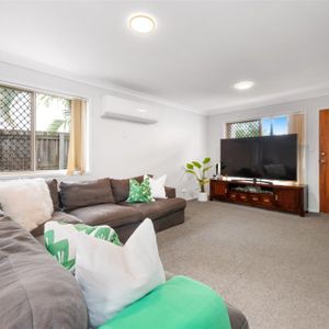 Great Size, Great Location 3 Bedrooms Townhouse with Mansfield State High and Wishart Primary School catchments - Photo 2