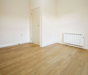 Dagnall Park, South Norwood, UK, SE25 5PL - Photo 2