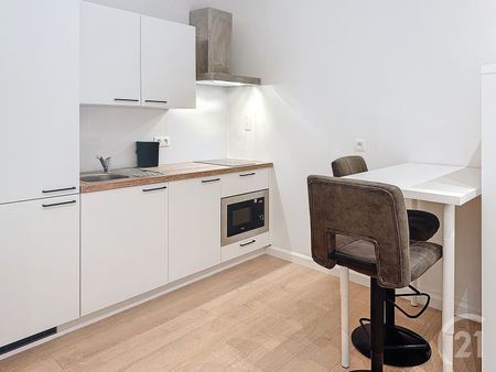 Gelijkvloerse gemeubelde studio met privé-kelder te huur! - Photo 4