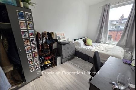 6 Bedroom Student Properties Leeds - Photo 2