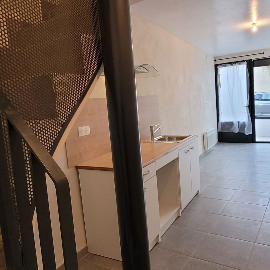 SAINT SATURNIN LES AVIGNON - APPARTEMENT DE 36 M² AVEC TERRASSE (au 1er étage) EN DUPLEX A LOUER - Photo 1