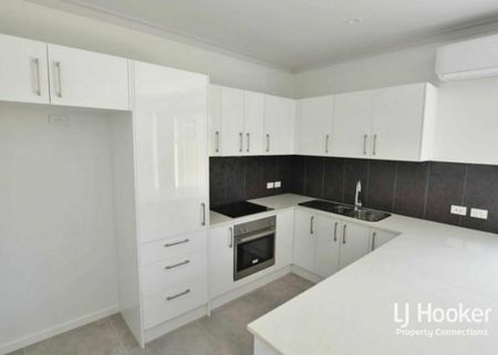 STUNNING TOWNHOUSE. OUTSTANDING LOCATION - Photo 5