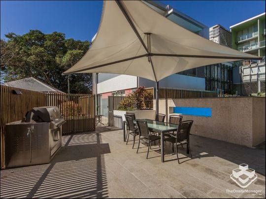 EXTRA LARGE PADDINGTON 2 BEDROOM 2 BATHROOM APARTMENT 1 CARPARK - JUST 2KM FROM THE CBD - Photo 1