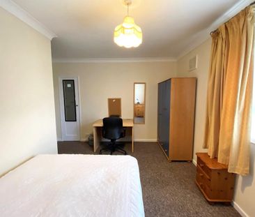 3 bedroom flat to rent - Photo 4