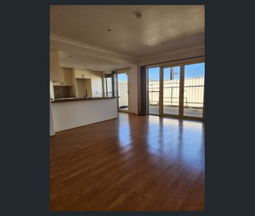 Huge 3 Bedroom Townhouse - Photo 2