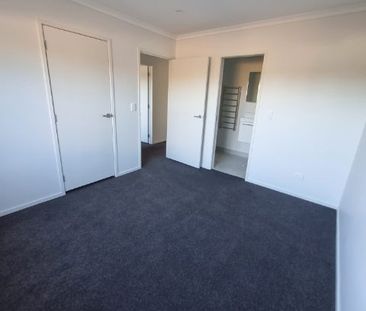 Beautiful and Modern - Delightful Family Home! - Photo 4