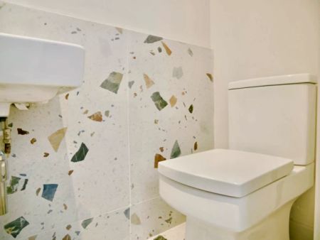 5 Bedroom 5 Bathroom room1 - Photo 4