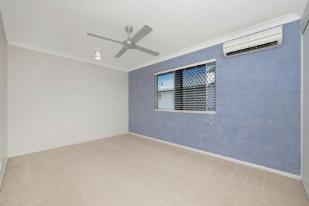 Spacious 3 Bedroom Townhouse with Pool Access and Airport Convenience - Photo 4