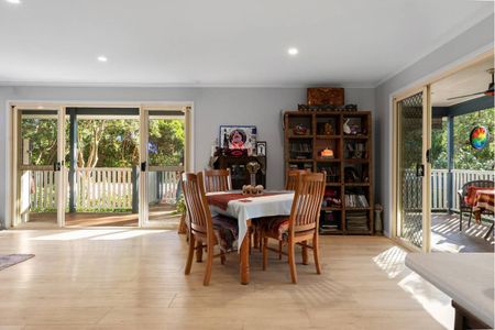 Charming Queenslander with Mountain Views and Outdoor Entertaining - Photo 4