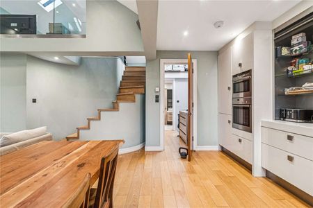 An exceptional top floor apartment between Notting Hill and Holland Park - Photo 3