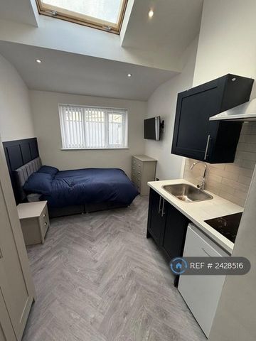 1 bedroom in a house share to rent - Photo 4