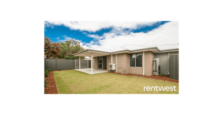 COMFORTABLE HOME WITH ENCLOSED YARD - Photo 3