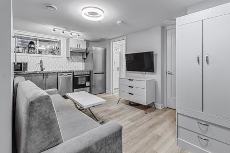 92 Hinton Avenue North - 001 - Photo 2
