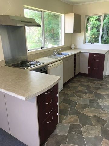 Charming 3BR Home with Garden & Deck! - Photo 3