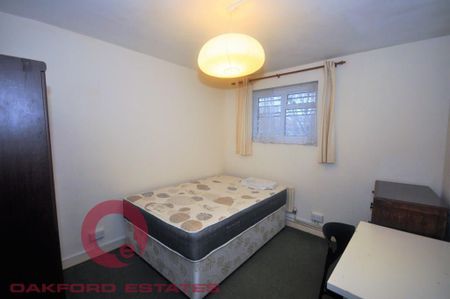 3 bedroom flat to rent - Photo 4