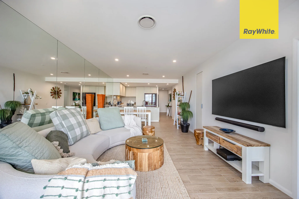 Luxury Living Awaits - Stylish 3-Bedroom Apartment in Hope Island Resort - Photo 1