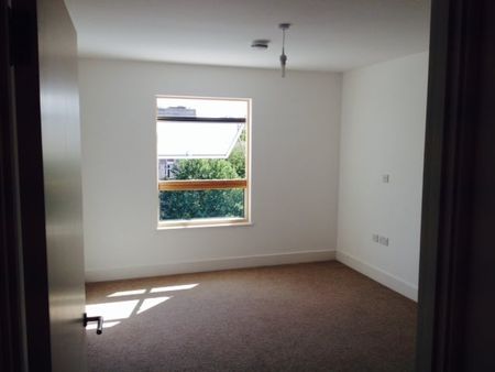 2 Bed Flat, Derry Court, SW16 - Photo 2