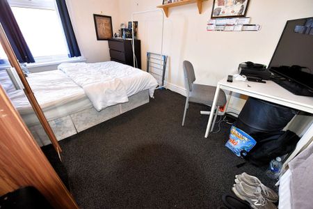 2 bedroom House in Hyde Park, Leeds - Photo 5