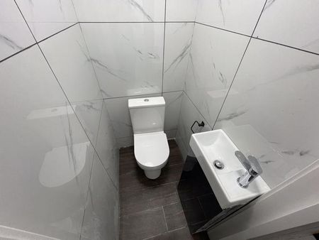 4 bedroom detached house to rent - Photo 3