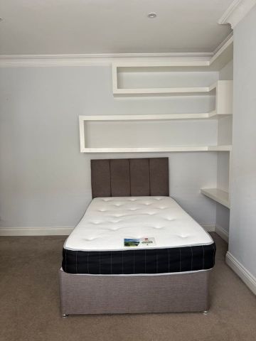 Room in a Shared House, Kingsway, SW14 - Photo 4