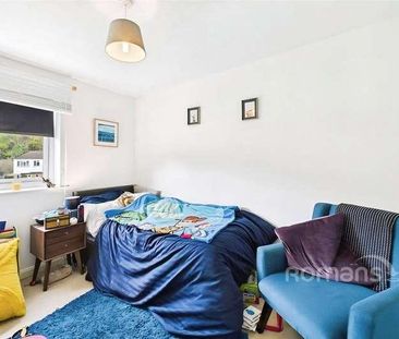 Pinewood Park, Farnborough, Hampshire, GU14 - Photo 5