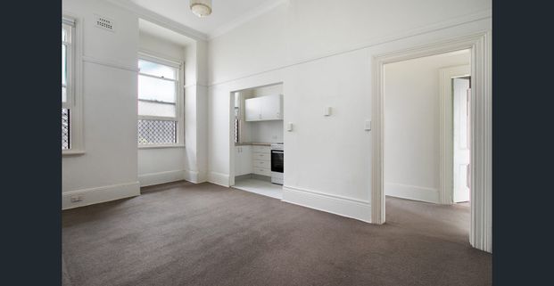 Delightful ground floor art-decor one bedroom flat - Photo 1