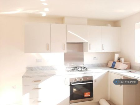 3 bedroom semi-detached house to rent - Photo 2
