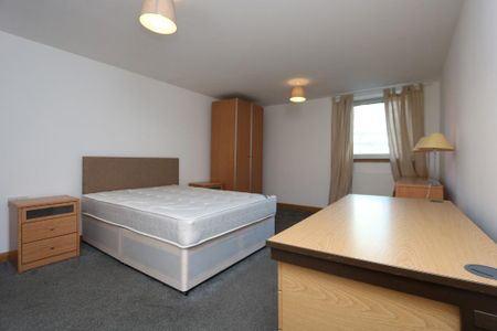 3 bedroom flat to rent - Photo 2