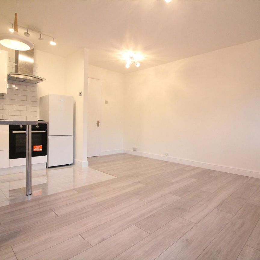 Varsity Drive, Twickenham - Photo 1