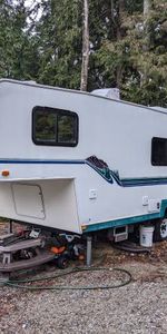 RV Fifth Wheel - Photo 4