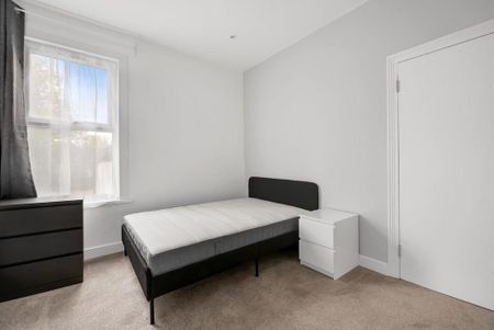 3 bedroom flat to rent - Photo 5