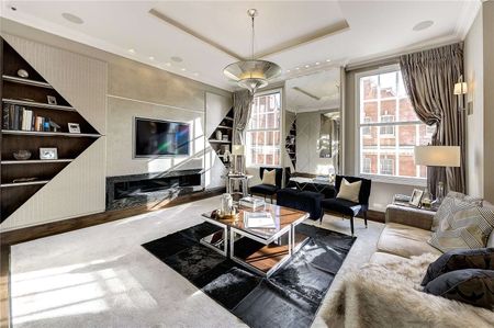 An exceptional and beautifully designed two bedroom Mayfair apartment with lift access and 24 hour porterage. - Photo 3