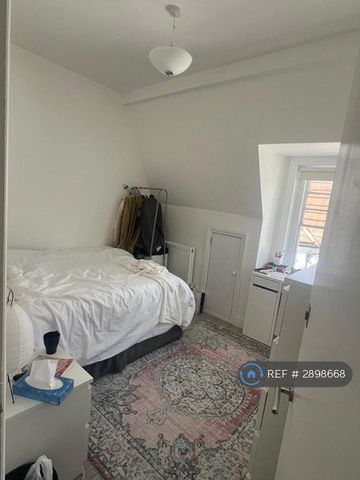 1 bedroom in a flat share to rent - Photo 5