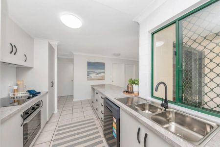 Tropical Oasis in Prime location! - Photo 3