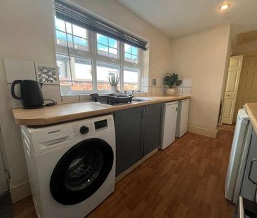 Spacious Bedroom House, LN1 - Photo 1