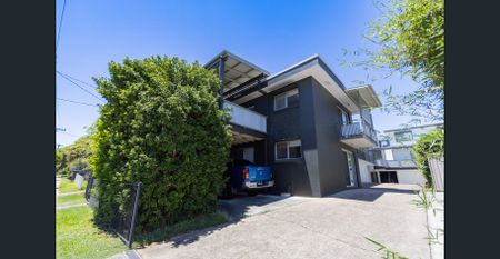 Stylish & Spacious 2-Bedroom Apartment in the Heart of Moorooka! - Photo 2