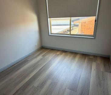 Spacious Five-Bedroom Family Home in a Convenient Location - Photo 1