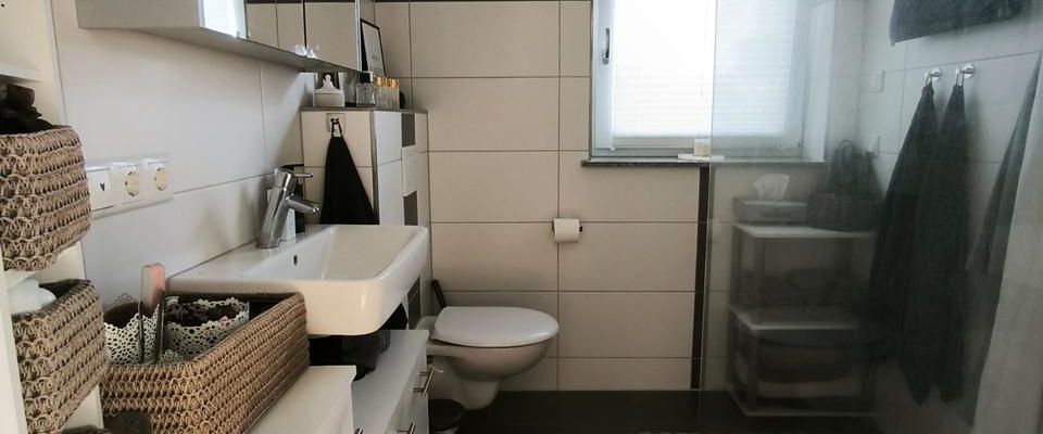 2-Zimmer Erdgeschosswohnung mit kleiner Terrasse und Stellplatz - Foto 1