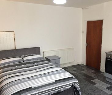 1 bedroom in a house share to rent - Photo 3