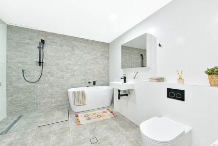 “Spacious Ground Floor Apartment - Large 3 Bedroom Layout” - Photo 5
