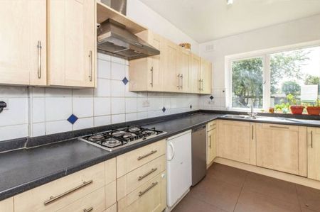 London Road, Staines-upon-Thames, Surrey, TW18 4JX - Photo 5