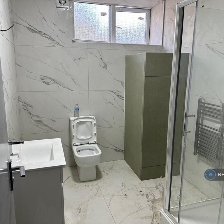 3 bedroom flat to rent - Photo 2