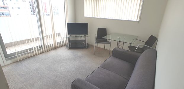 AUCKLAND CITY: Eden Terrace 8th floor one bedroom apartment with sea and city views - Photo 1