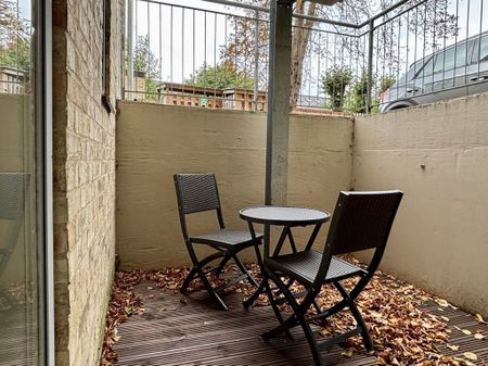 Fully furnished one-bedroom apartment on Hooper Street offers a cosy living area and the convenience of on-site parking. Ideally located a mile from Cambridge City Centre, with a pleasant walk through the green space of Parker's Piece. - Photo 5