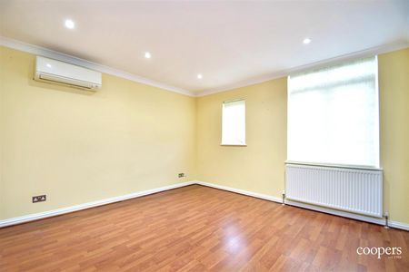 5 bedroom house - detached - Photo 5