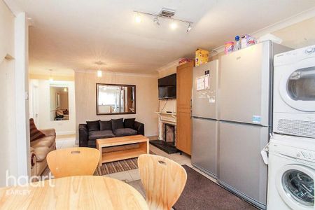 1 bedroom in a house share to rent - Photo 2