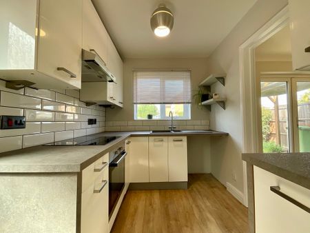 3 bedroom Detached House to let - Photo 4